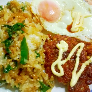 ネギ入り焼き飯と目玉焼き、納豆焼きのワンプレート